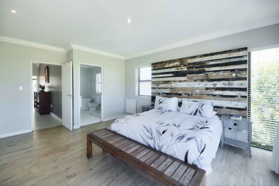 4 Bedroom Property for Sale in Fernkloof Estate Western Cape